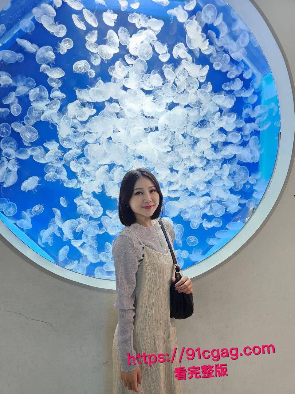 纹身大奶少妇卧室变淫乱战场:老公鸡巴被她深喉舔蛋吞精,骑乘狂摇骚穴喷水满床-4