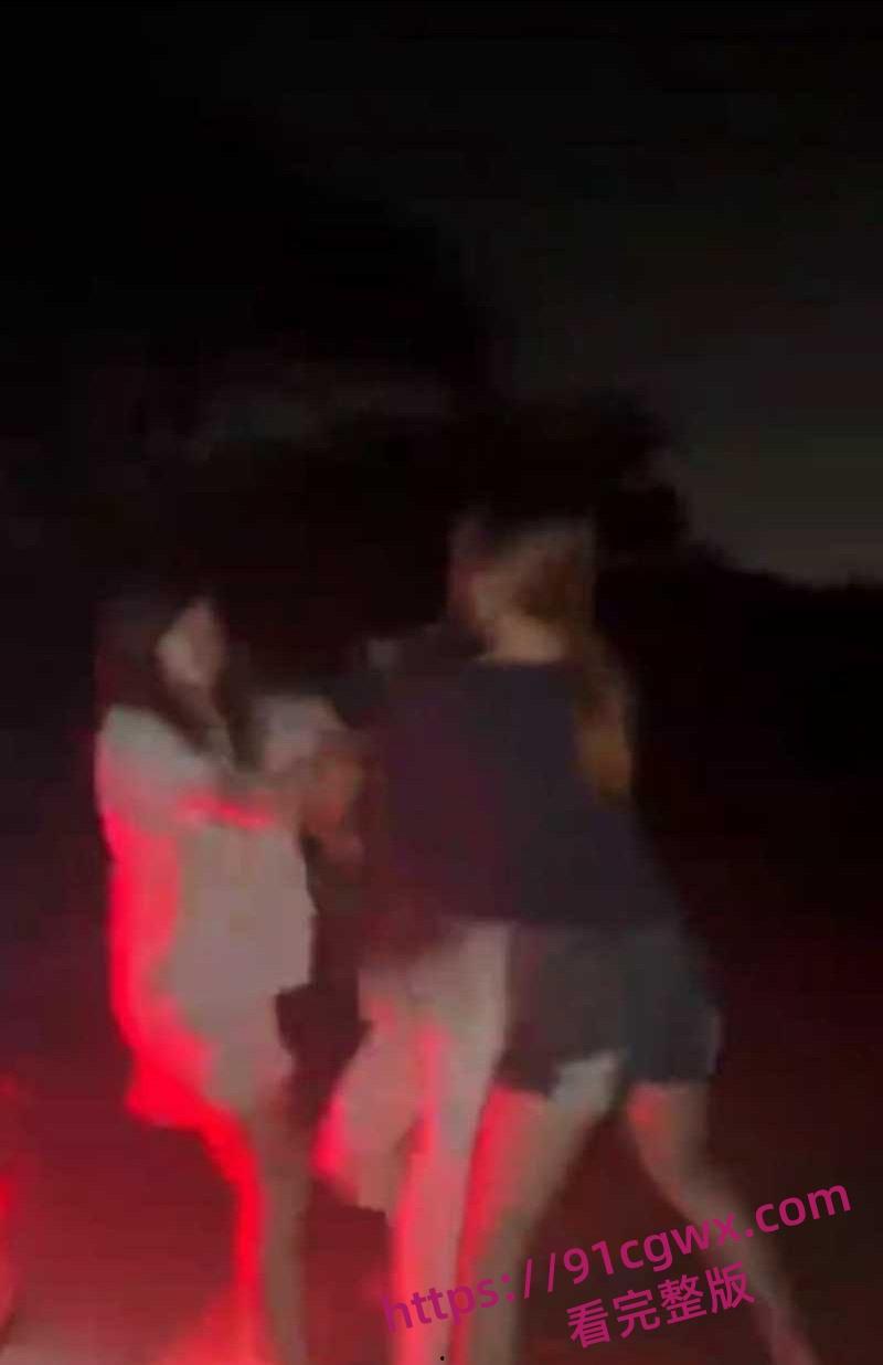 广东爆炸级精神小妹霸凌现场地板暴打失控 拳脚如雨点砸到血肉模糊啊！-5