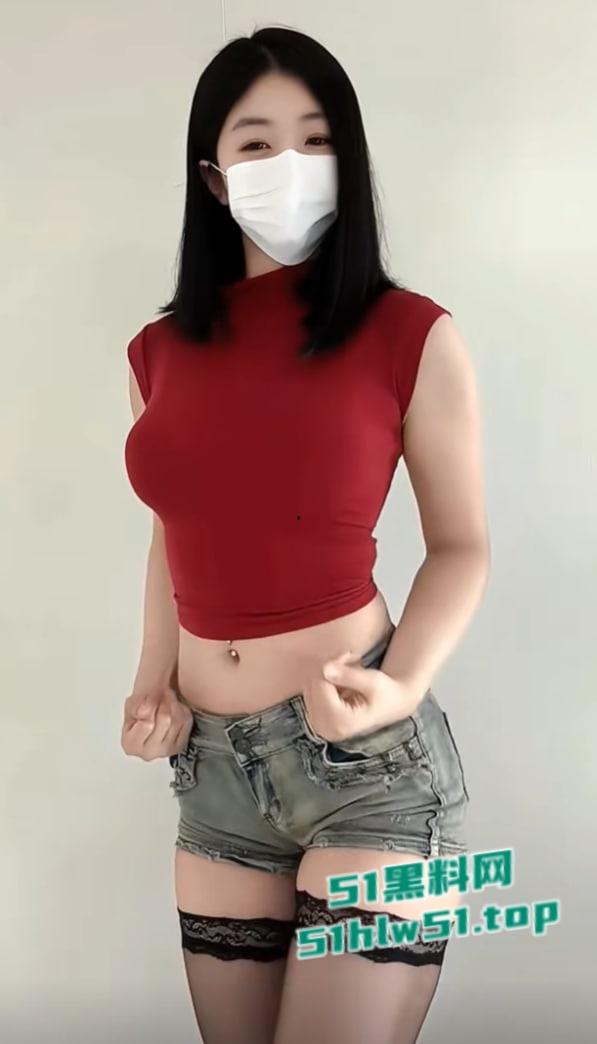 抖音30万粉网红【菜牙】伺候大哥，黑丝吊带抠逼自嗨喷水，给大哥定制福利视频，流出全网疯传！-7