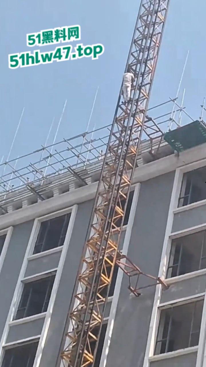 柬埔寨西港跳楼自杀事件，来自中国江西男子【甘院亮】爬到吊车顶部，随后直接跳下身亡。-1