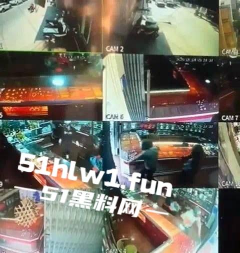 老挝三名中国男子 抢劫琅勃拉邦一家金店 却因摩托车打不着火 被警方当场抓住 真是丢人到国外了-1