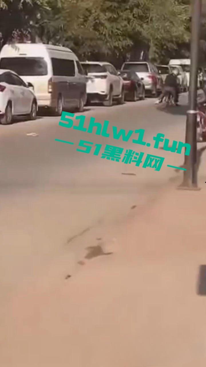 老挝三名中国男子 抢劫琅勃拉邦一家金店 却因摩托车打不着火 被警方当场抓住 真是丢人到国外了-14