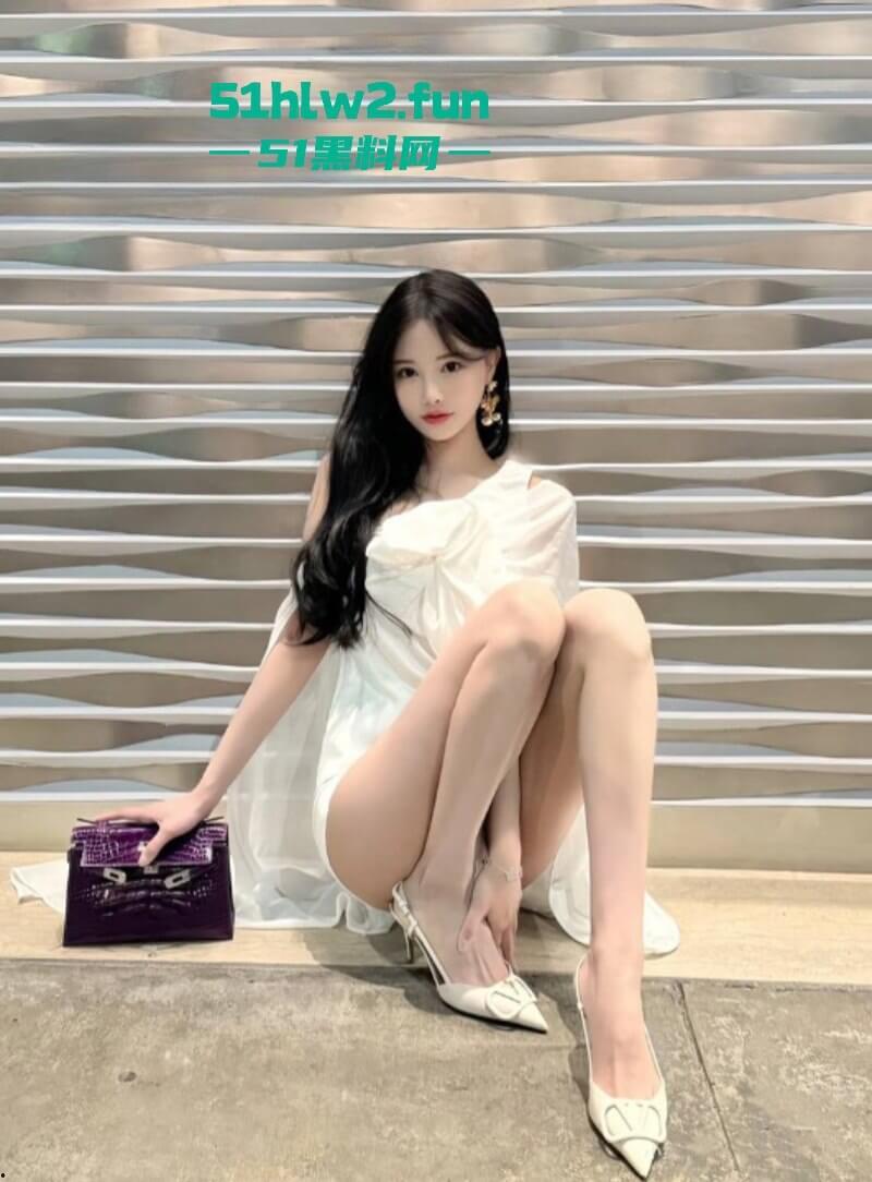 小红书【Chanel】95后UCR女网红竟是外围上岸！天价卖逼费高达5W美金，这逼是镶金边了吗？-3