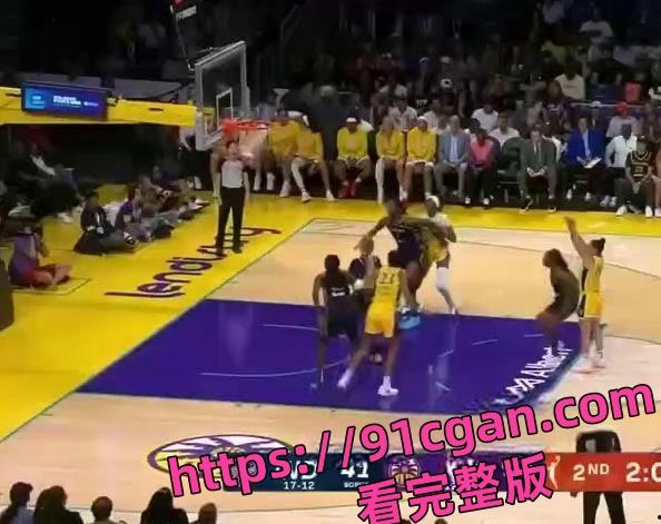 WNBA比赛突发奇葩事件:女球员竟意外掉落绿色假鸡巴引发热议 网友调侃这算不算使用兴奋剂?-2