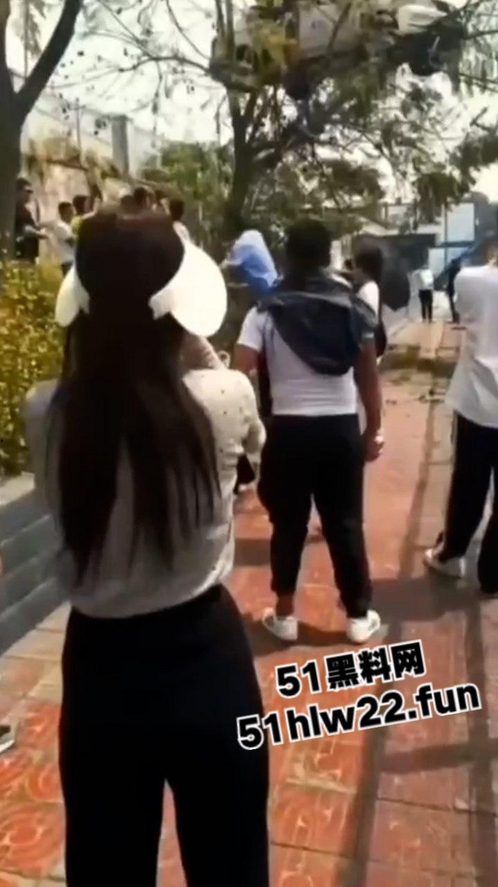 小刀拉屁股开了眼了，宜宾长宁驾校一教练教女学员开车一脚开飞直接上树，这车技也是没谁了！-6