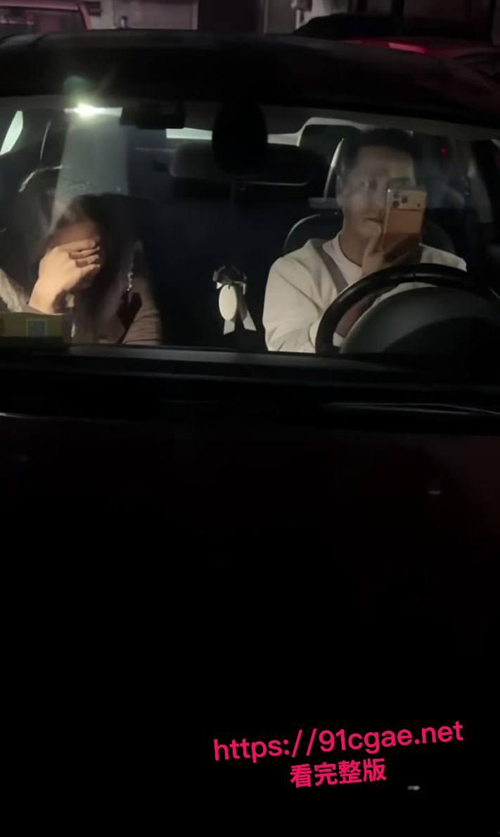 饶平出轨男被堵车上 小三吓得捂脸不敢露 他却淡定举手机全程录像 直接锁定年度最淡定渣男奖!-3