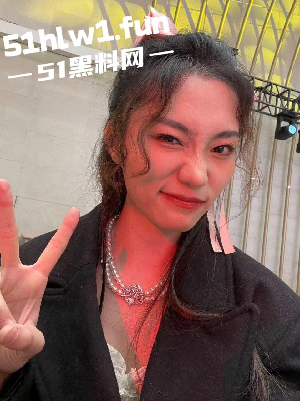 优越的上海精致女孩【丁茹越】自曝签合同当性奴，女神调教日常羞耻又刺激大量不雅照视频曝光。-23