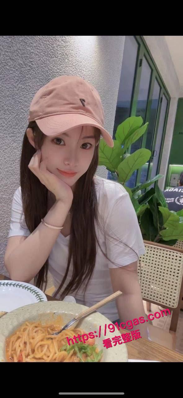 大学生被体育生按在床上爆操妹子被操的闭眼一脸的享受-1