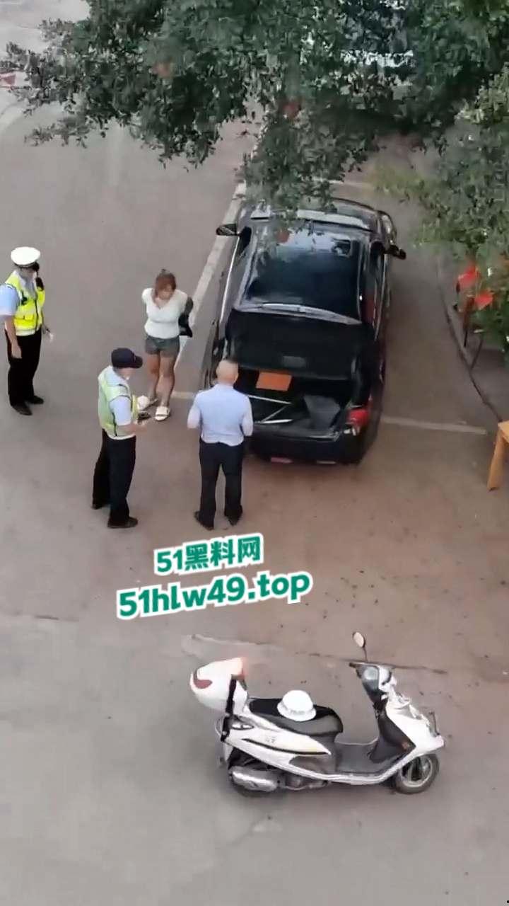 广东深圳精神小妹自驾无牌车辆小学门口，冲卡撞人后背厢藏刀带凶早想报复社会？-1