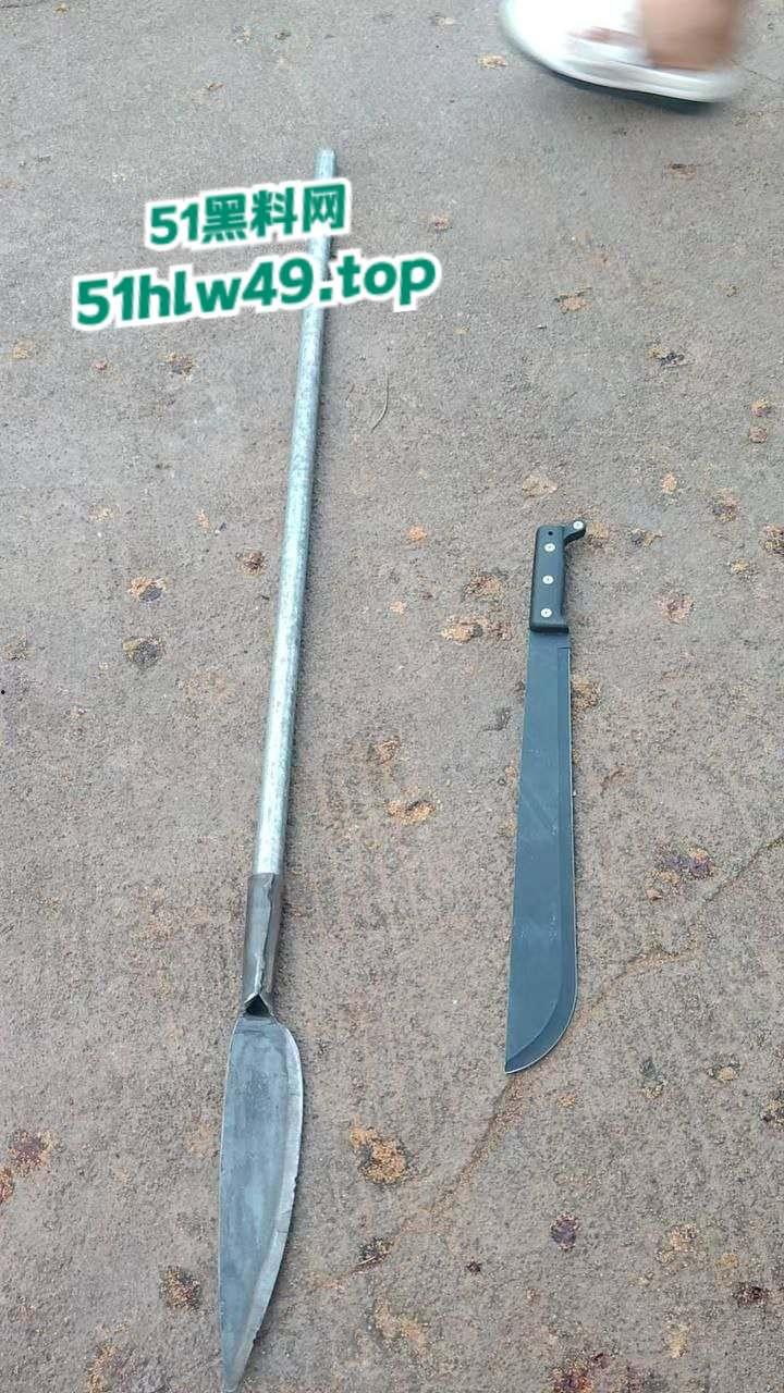 广东深圳精神小妹自驾无牌车辆小学门口，冲卡撞人后背厢藏刀带凶早想报复社会？-4