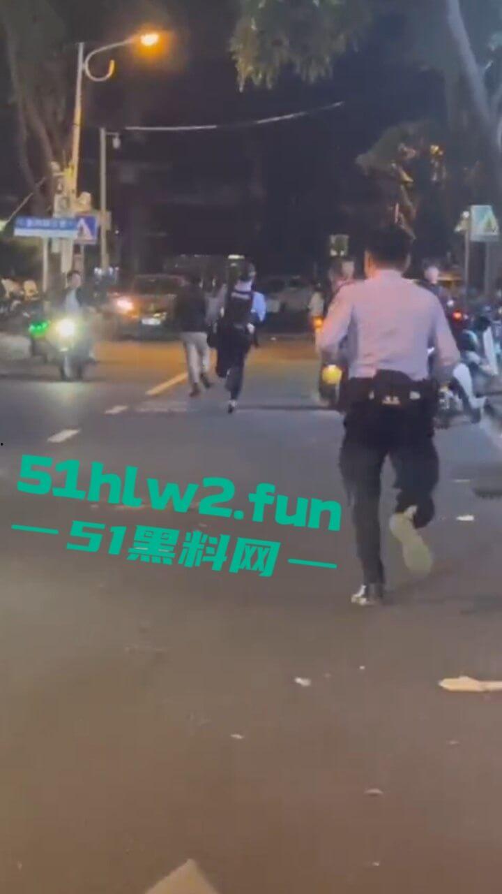 海南三亚金鸡岭，富天乐酒店门口民警和歹徒搏斗全过程，男子强奸未遂被巡逻民警发现并逮捕。-4