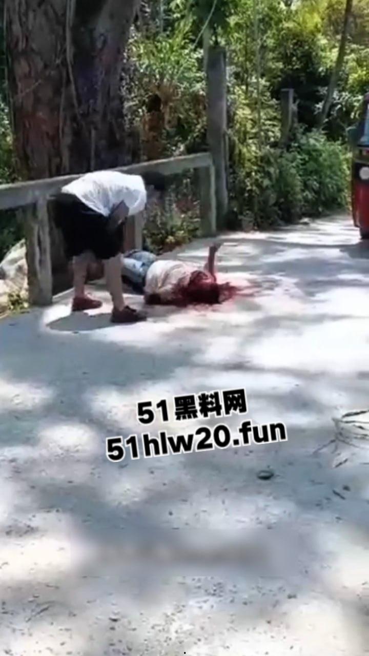 【血腥恐怖】哥伦比亚街头砍人，男子持刀将人砍倒后对着脑袋疯狂劈砍，当街持刀爆头？-2
