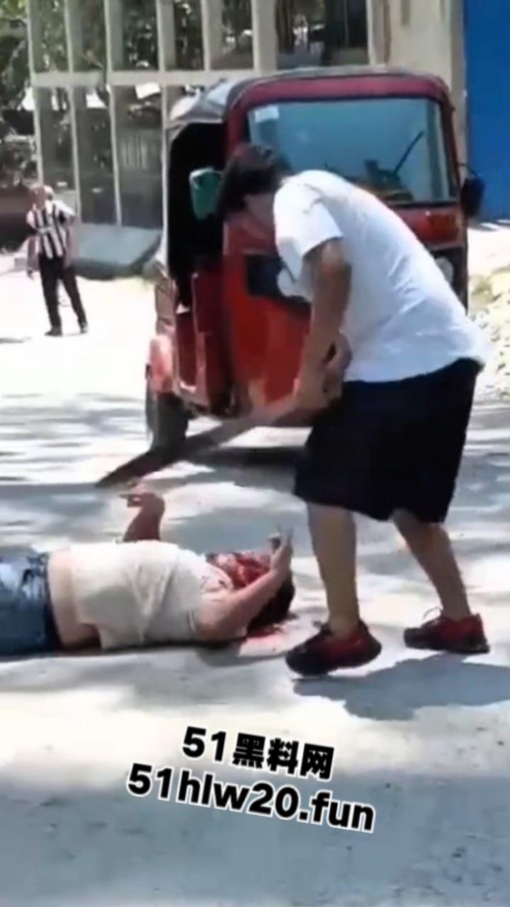 【血腥恐怖】哥伦比亚街头砍人，男子持刀将人砍倒后对着脑袋疯狂劈砍，当街持刀爆头？-3