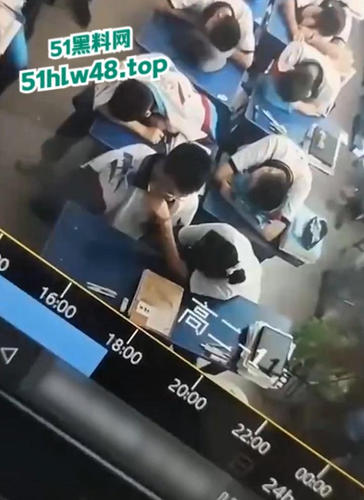 广州市第七中学【胡梦玲】上课主动给同桌手淫,监控下记录被曝光,小年轻又骚又胆大完全控制不了。-1