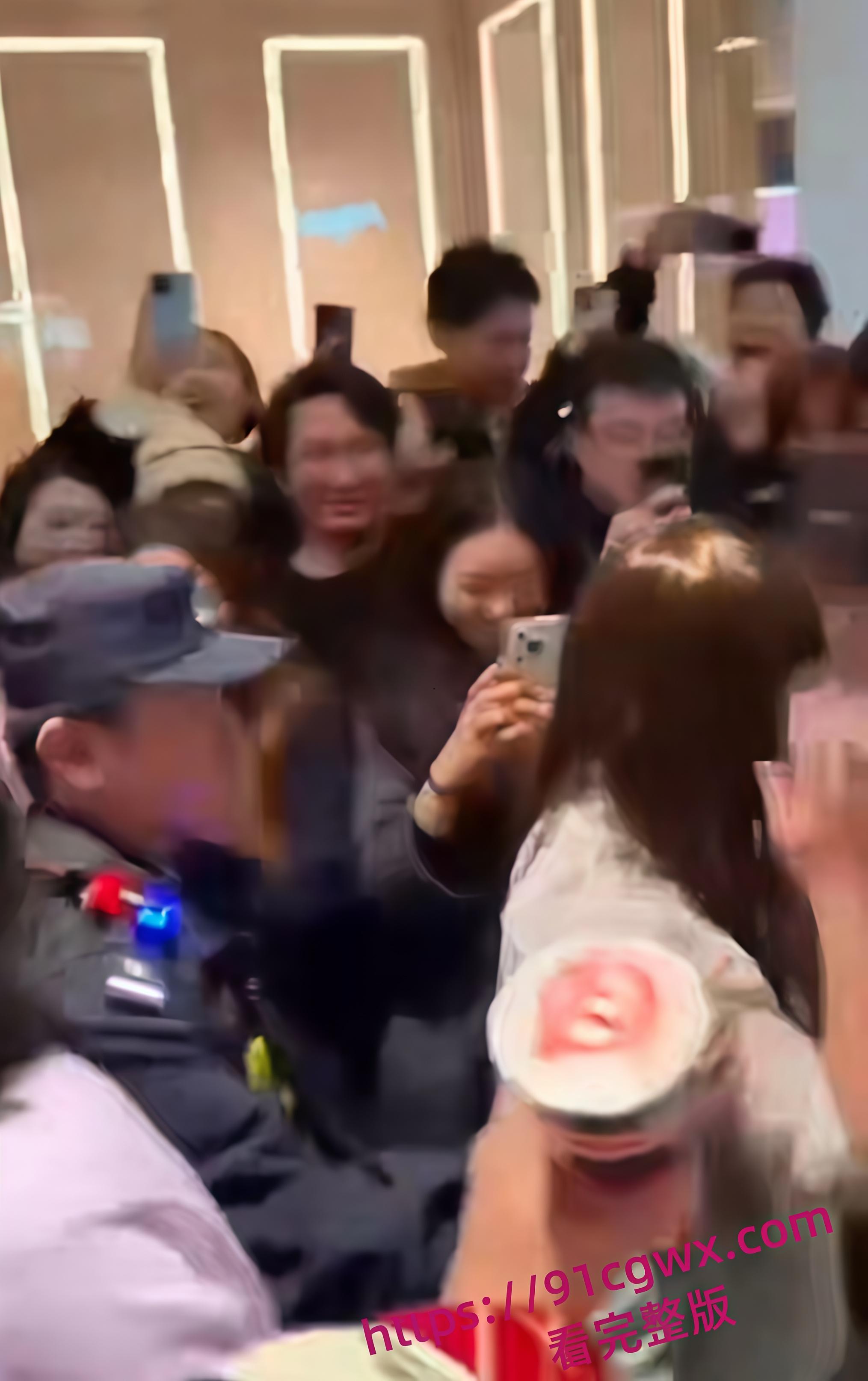 杭州湖滨银泰in77万圣节恶趣味Cos南京红姐当众表演不雅行为 被警察迅速铁铐拖走-4