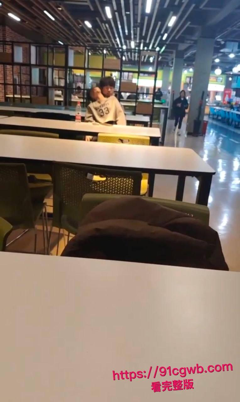 年轻人还是玩得花!大学生情侣在餐厅竟然公然做爱 饥渴妹子主动坐上男友鸡巴被老六全程拍下 !-2