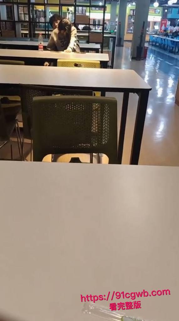 年轻人还是玩得花!大学生情侣在餐厅竟然公然做爱 饥渴妹子主动坐上男友鸡巴被老六全程拍下 !-3