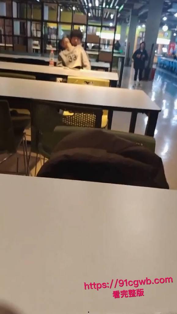 年轻人还是玩得花!大学生情侣在餐厅竟然公然做爱 饥渴妹子主动坐上男友鸡巴被老六全程拍下 !-6