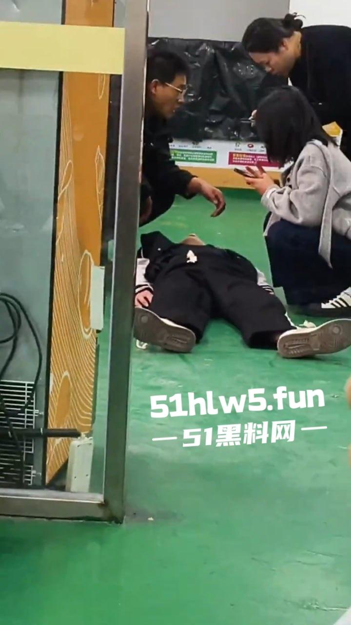 广东深圳安费诺电子厂，少年员工突然晕倒嘴唇发白面无血色，资本的压榨还真是狠啊。-4