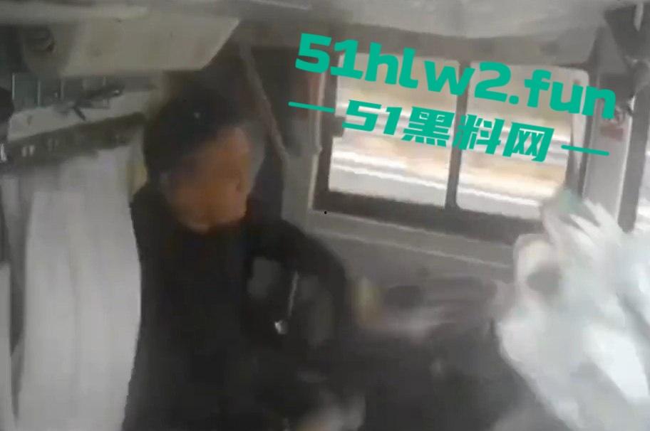 江西新余大巴司机神操作，低头摸东西，方向盘当摆设，乘客免费体验甩干模式，整车人陪他玩命！-1