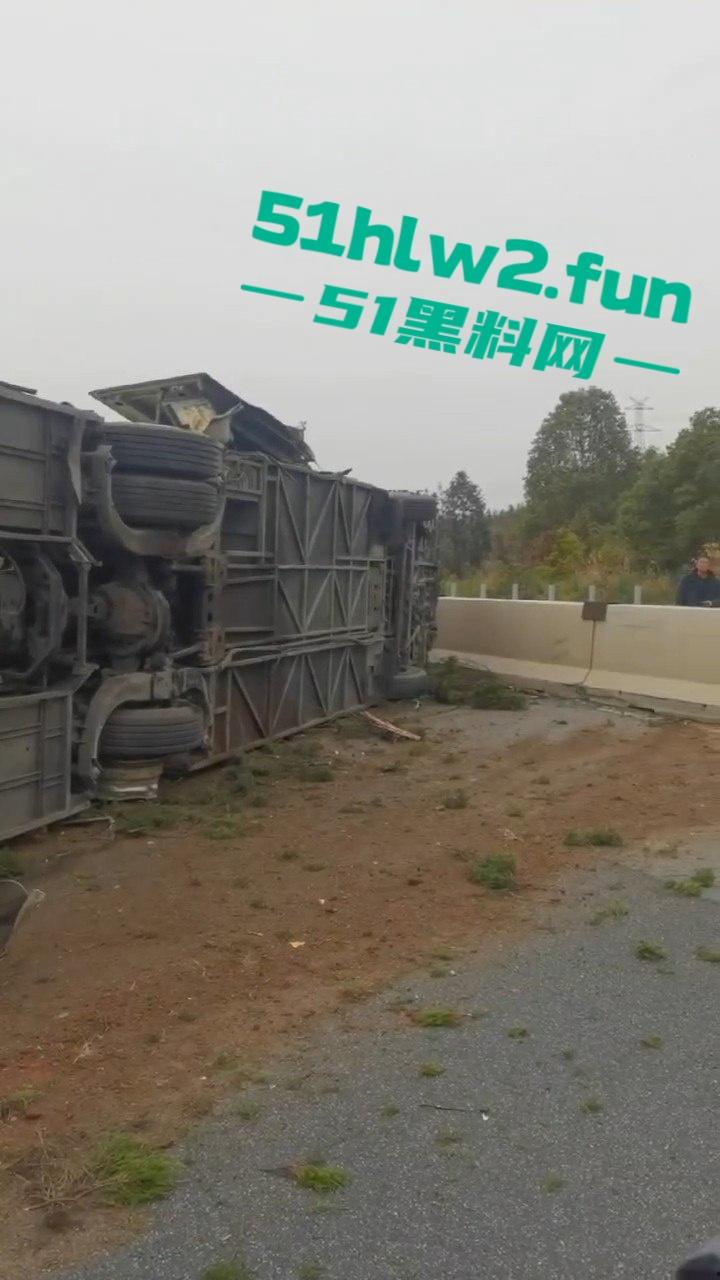 江西新余大巴司机神操作，低头摸东西，方向盘当摆设，乘客免费体验甩干模式，整车人陪他玩命！-5