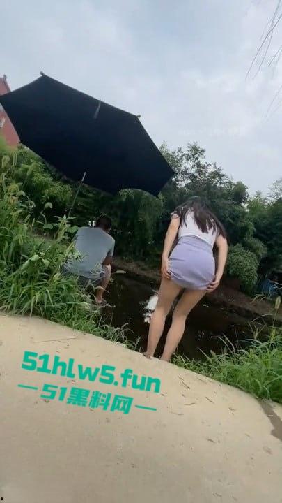 家有娇妻【6】天气太热了，老婆怕热所以选择真空出门，以防流汗户外露出视频。-2