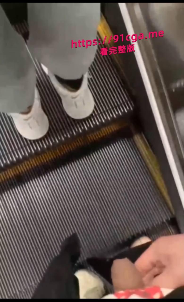 地铁惊现放水狂魔 尾随美女撒尿 有变态出没请注意！-2