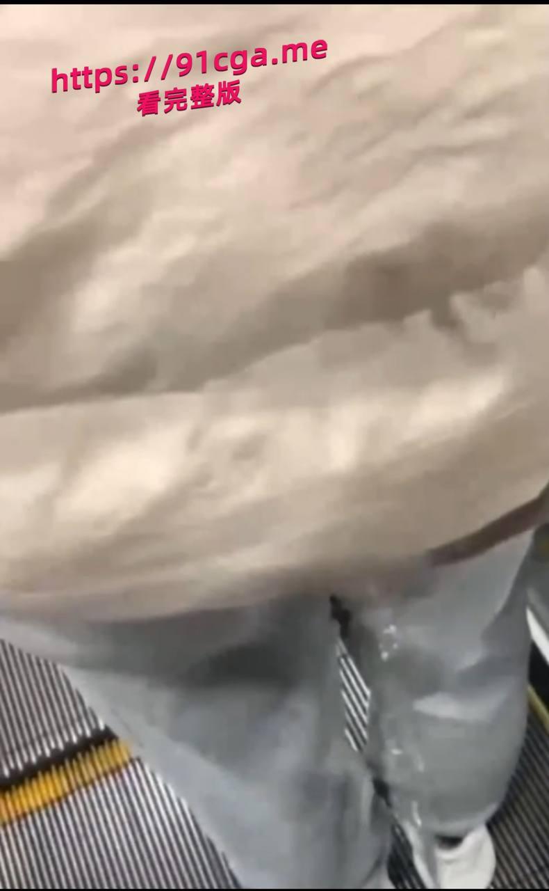 地铁惊现放水狂魔 尾随美女撒尿 有变态出没请注意！-3