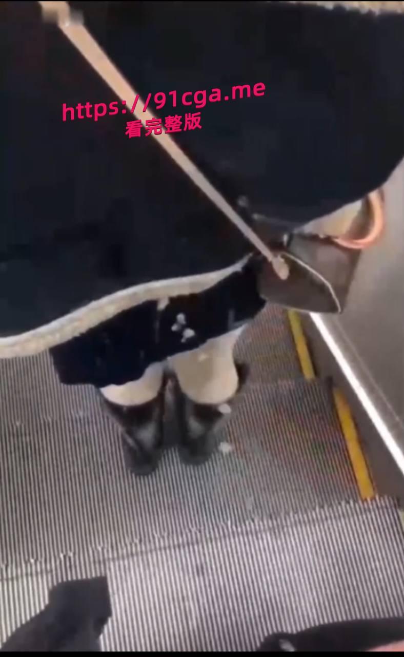 地铁惊现放水狂魔 尾随美女撒尿 有变态出没请注意！-4