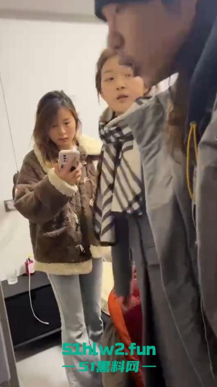 大年初七抓骚鸡，重庆狗男女年假抓紧操逼原配带舅哥突然杀回捉奸在床，现场视频流出。-1