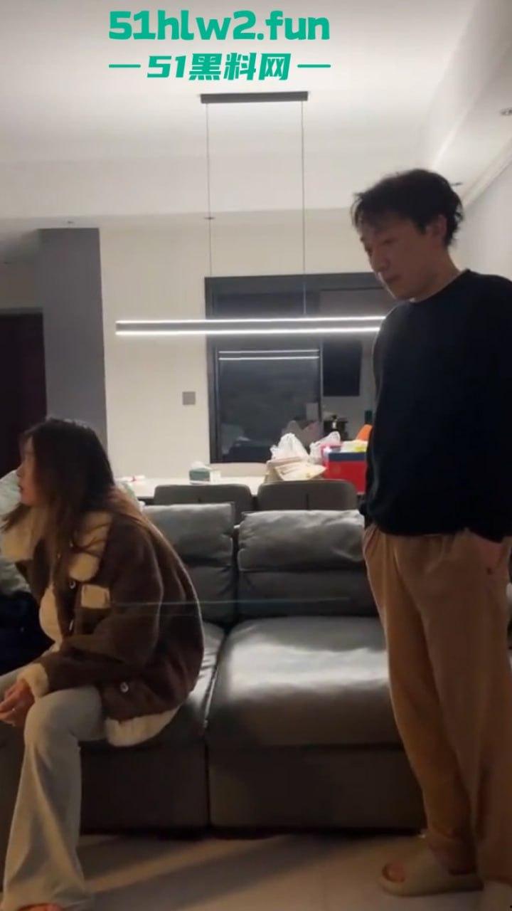 大年初七抓骚鸡，重庆狗男女年假抓紧操逼原配带舅哥突然杀回捉奸在床，现场视频流出。-7