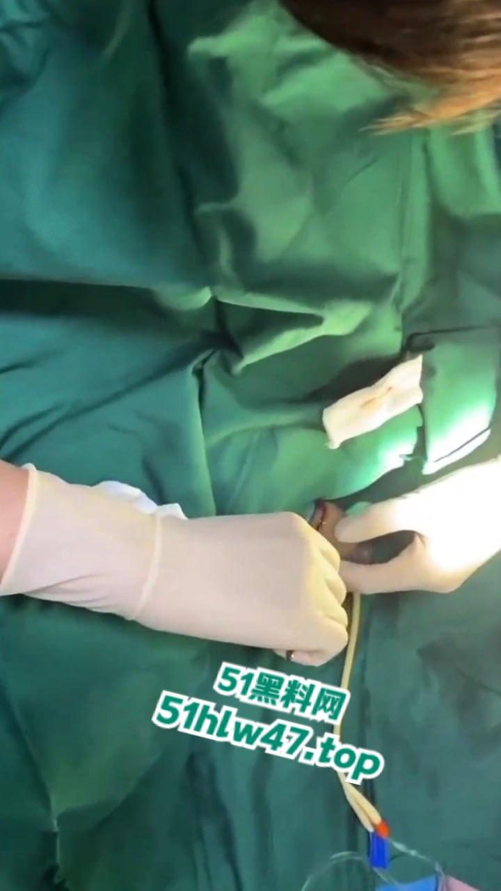 【血腥恐怖】00后小伙阉割鸡巴，自己动手割下来后口交，这特么是什么操作？-2