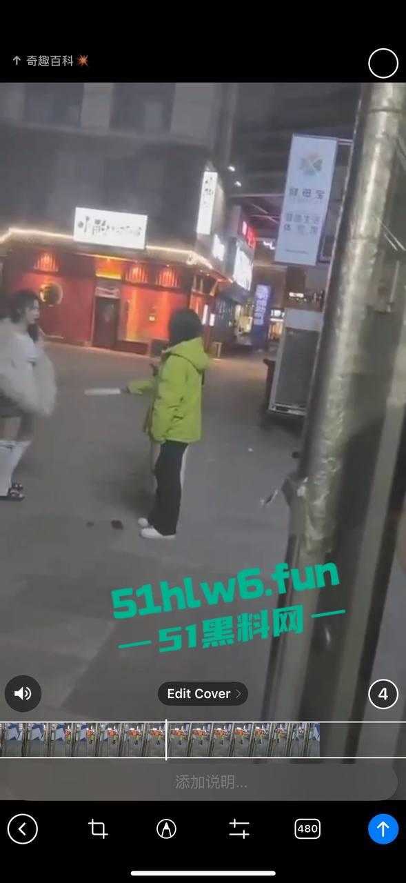 俩嘴贱妹给大姐头造黄谣，被对方带人当街暴打，拖拽扇脸假体都打出来了。-1