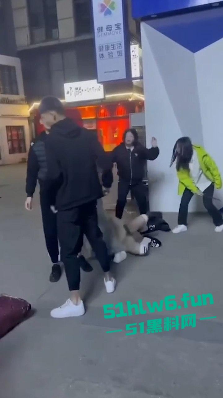 俩嘴贱妹给大姐头造黄谣，被对方带人当街暴打，拖拽扇脸假体都打出来了。-5
