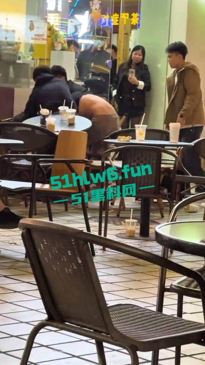 浙江义乌尚尚电竞酒店旁奶茶店门外发生乱斗，一男子见色起义撩骚美女被其男友发现带朋友群殴暴揍。-2