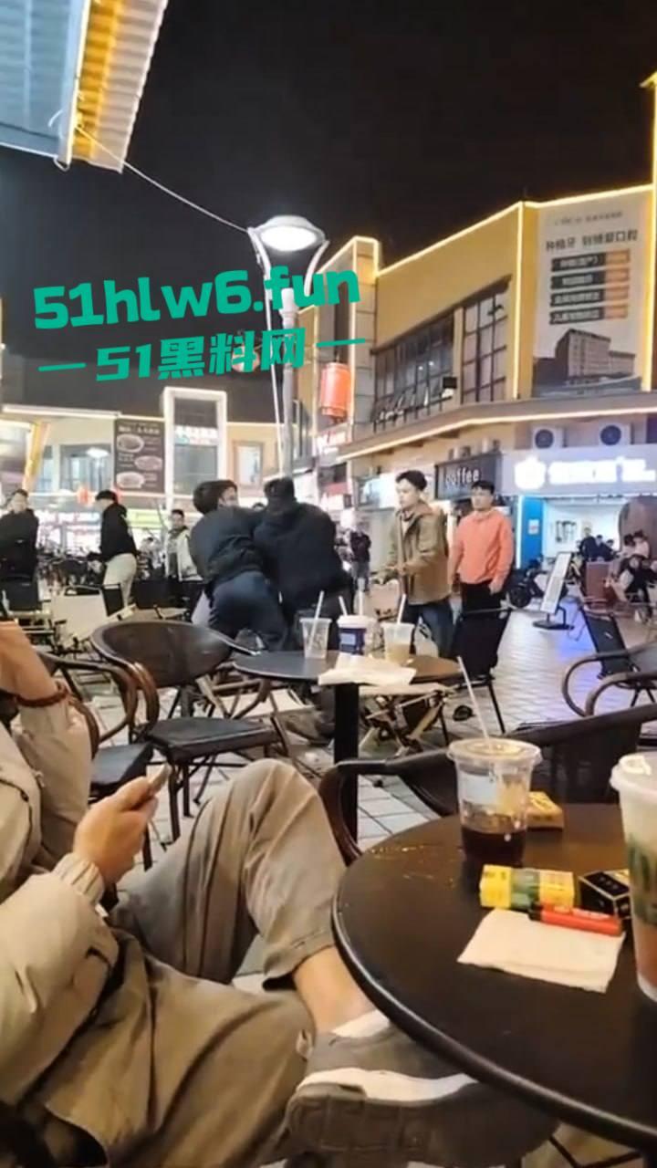 浙江义乌尚尚电竞酒店旁奶茶店门外发生乱斗，一男子见色起义撩骚美女被其男友发现带朋友群殴暴揍。-4