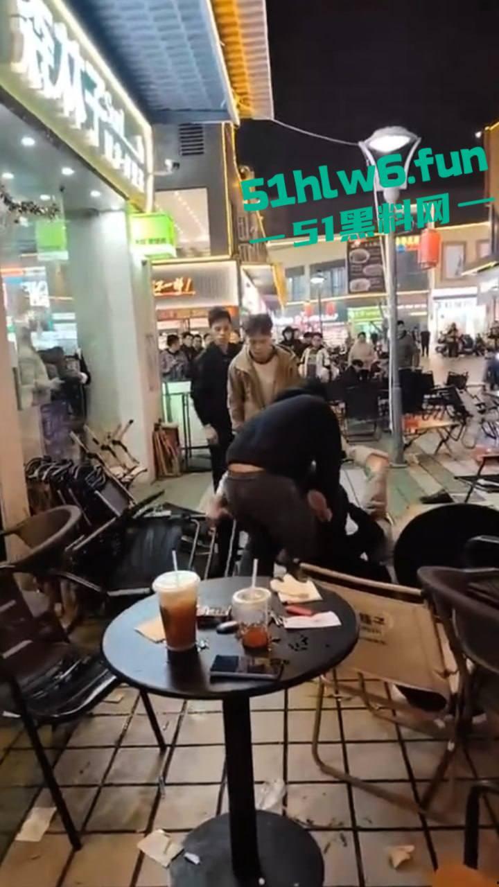 浙江义乌尚尚电竞酒店旁奶茶店门外发生乱斗，一男子见色起义撩骚美女被其男友发现带朋友群殴暴揍。-5