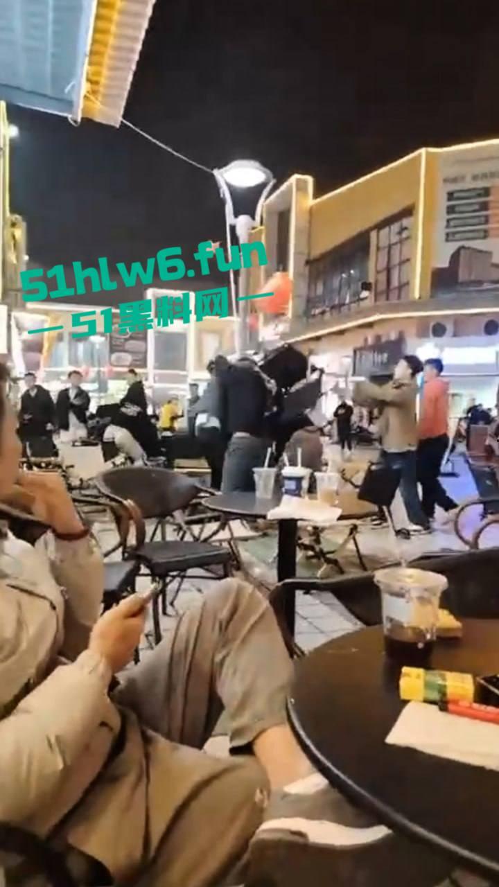 浙江义乌尚尚电竞酒店旁奶茶店门外发生乱斗，一男子见色起义撩骚美女被其男友发现带朋友群殴暴揍。-7