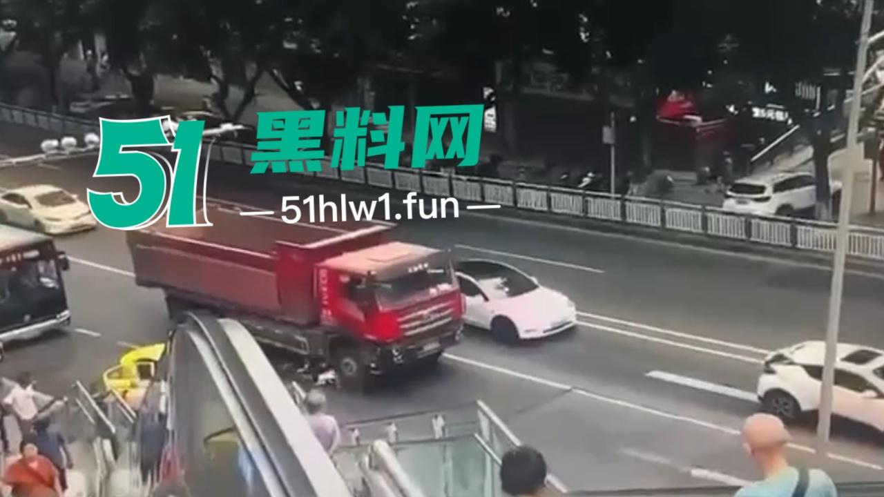 【血腥恐怖】重庆五里店灯饰广场万丰路口发生严重车祸，男子骑电瓶车行驶在货车前方盲区被当场碾压爆头。-5