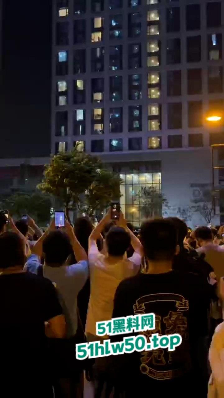 广州萤火虫漫展是好文明【荞麦甜甜茶】D座江边不拉窗帘激战，上万人围观拍照完整视频流出！-2