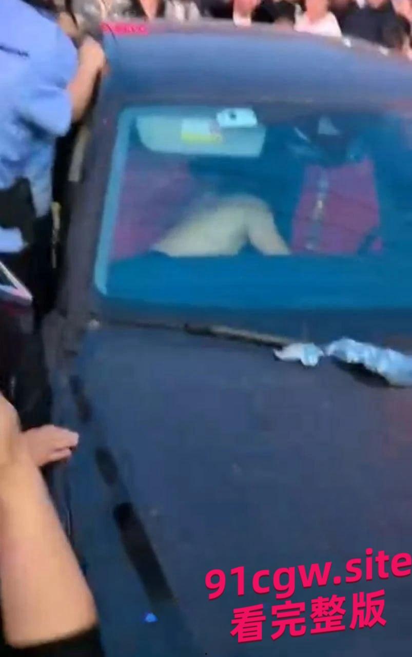 唐山迁安领导与小三南市场车震被原配抓包,警力保护小三撤离!#抓小三#出轨#车震-1