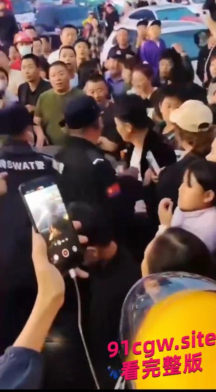 唐山迁安领导与小三南市场车震被原配抓包,警力保护小三撤离!#抓小三#出轨#车震-2