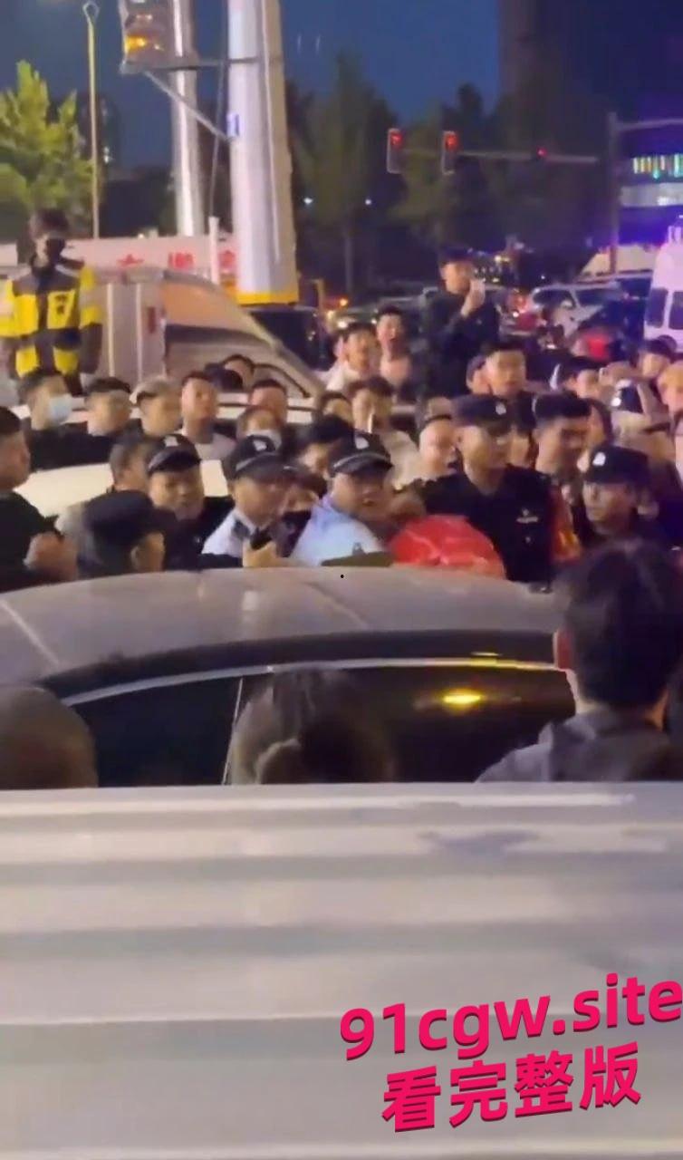 唐山迁安领导与小三南市场车震被原配抓包,警力保护小三撤离!#抓小三#出轨#车震-3